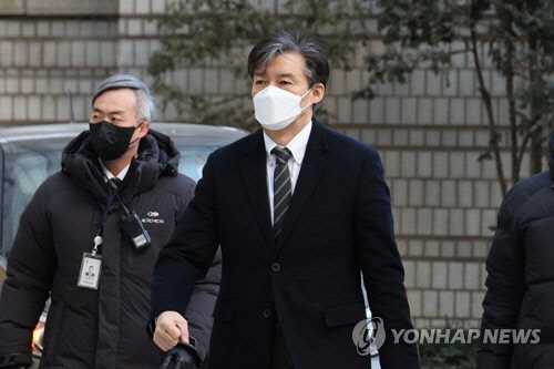 조국(오른쪽) 전 법무부 장관이 지난 1월 14일 오전 서울 서초동 서울중앙지법에서 열리는 자녀 입시비리 속행 공판에 출석하고 있다. <연합뉴스>